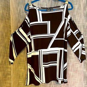 Classy cold shoulder top with gold metallic details on the shoulder strap